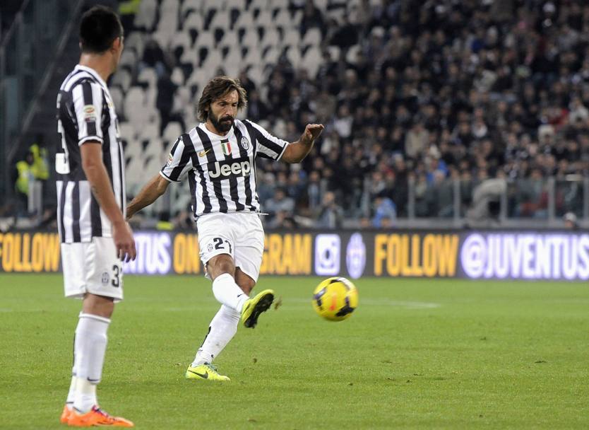 Juventus-Napoli: al 29&#39; del secondo tempo Tevez conquista un calcio di punizione, La batte Pirlo e... Action Images